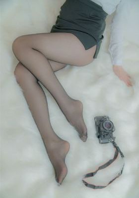 年轻的女教师在线